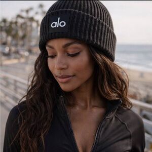 Alo Black Ribbed Beanie